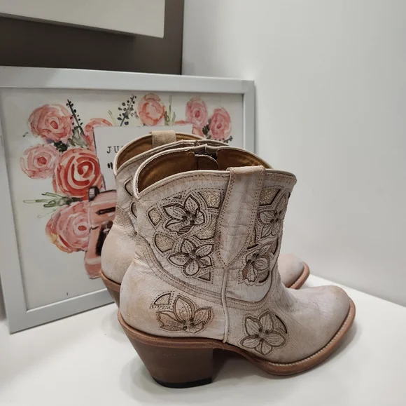 🤩EUC Shyanne Floral Embroidered Zip Side Western Cowgirl Ankle Booties, Cream - Picture 8 of 16